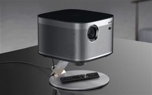 vidéoprojecteur extérieur XGIMI Horizon installé dans un jardin pour une soirée cinéma en plein air