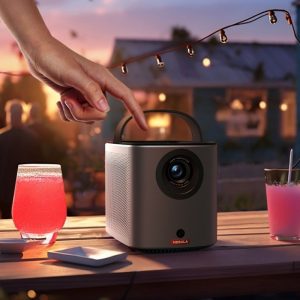 vidéoprojecteur portable extérieur Nebula Mars 3 utilisé dans un jardin pour une soirée cinéma nomade

