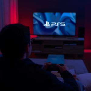 jouer à la PS5 avec vidéoprojecteur dans une pièce sombre
