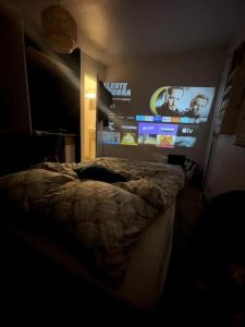 installation vidéoprojecteur dans une chambre
