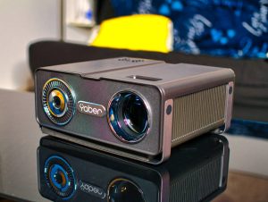 vidéoprojecteur salon Yaber V10 avec image Full HD projetée sur écran dans un salon moderne